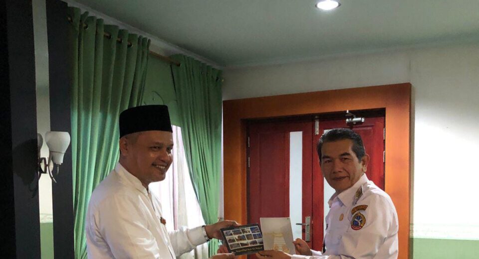 Sekum PW IPIM Kalimantan Barat Serahkan Buku Karya Pribadi ke PJ Walikota Pontianak
